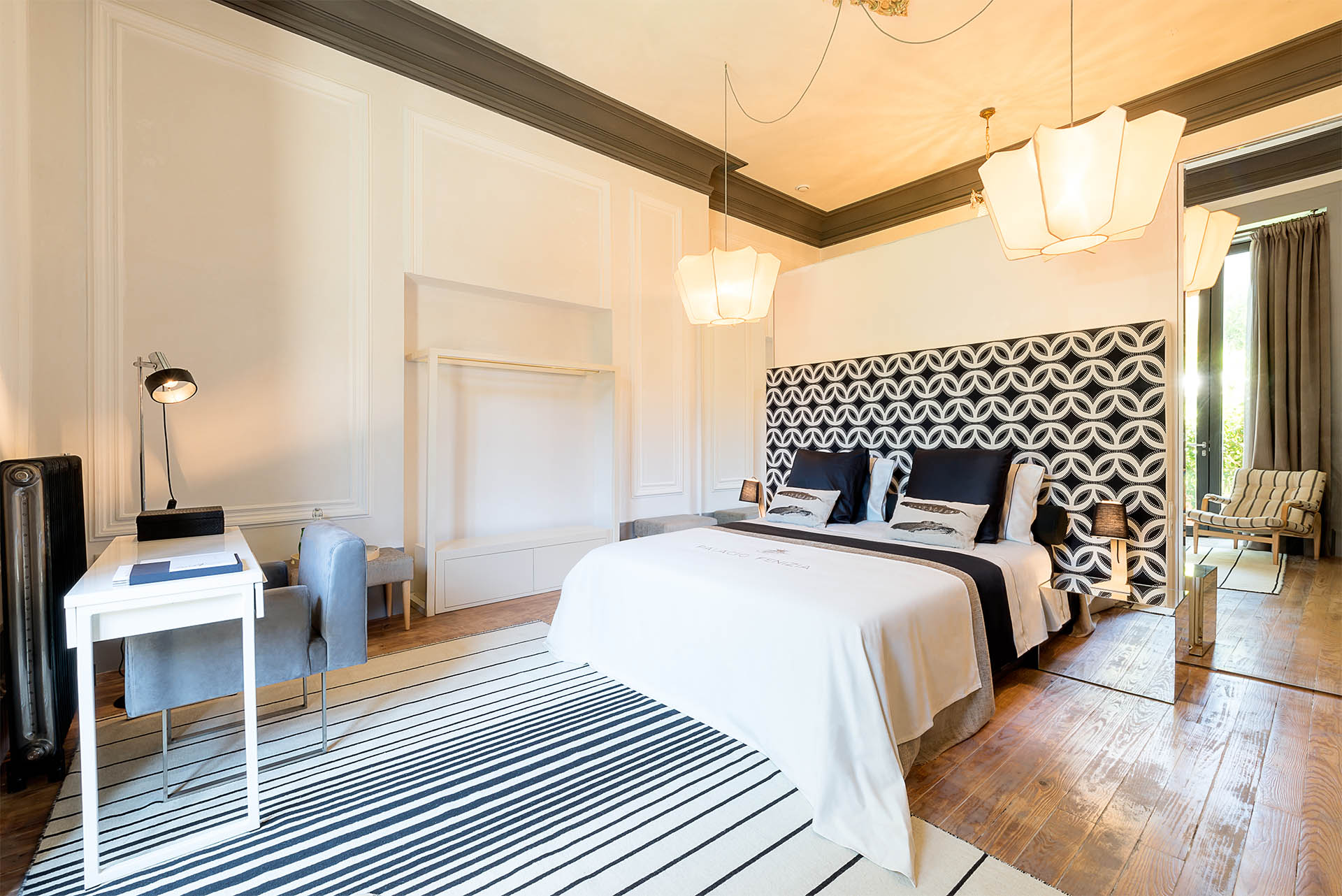 luxury suite Charm Palace Porto | black suite